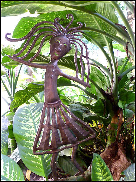 Bâton de plante de jardin artisanal.  Tambour en acier recyclé haïtien.  Décor de jardin extérieur