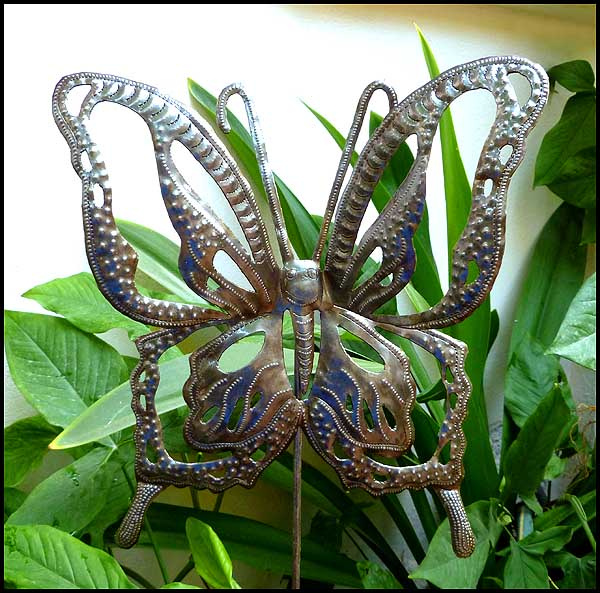 Tuteur de plante papillon - Décor de jardin extérieur en métal - Art du tambour en acier haïtien.