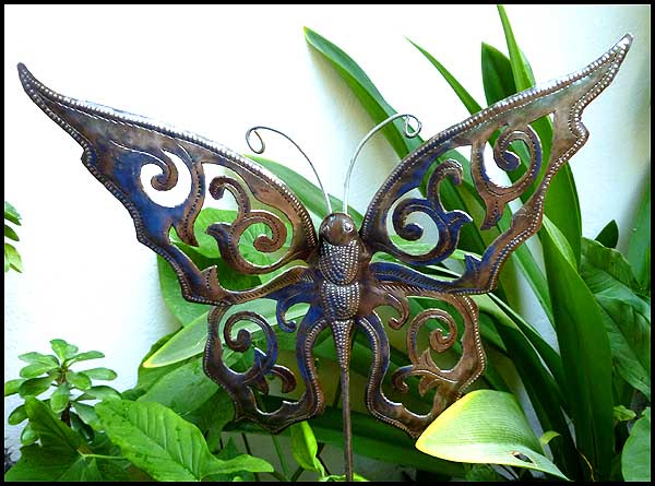 Bâton de plante papillon - Décor de jardin extérieur en métal - Art du tambour en acier haïtien.