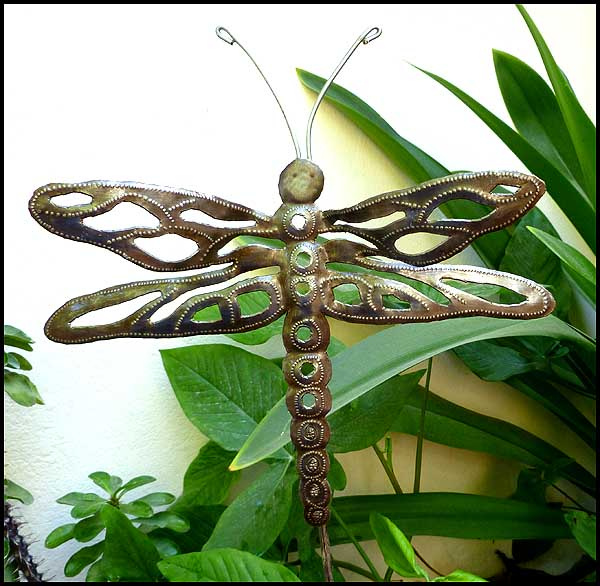 Pieu de plante en métal libellule.  Décor de jardin d'art en métal tambour en acier haïtien